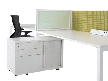 Cubit desk with mounted return screen in frosted glass